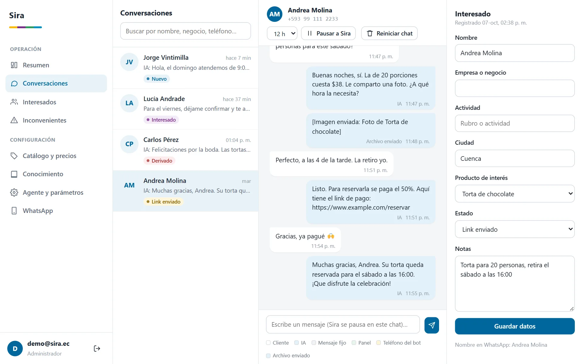 Panel de Sira: lista de conversaciones con clientes y el chat de una venta, con los datos del cliente a la derecha